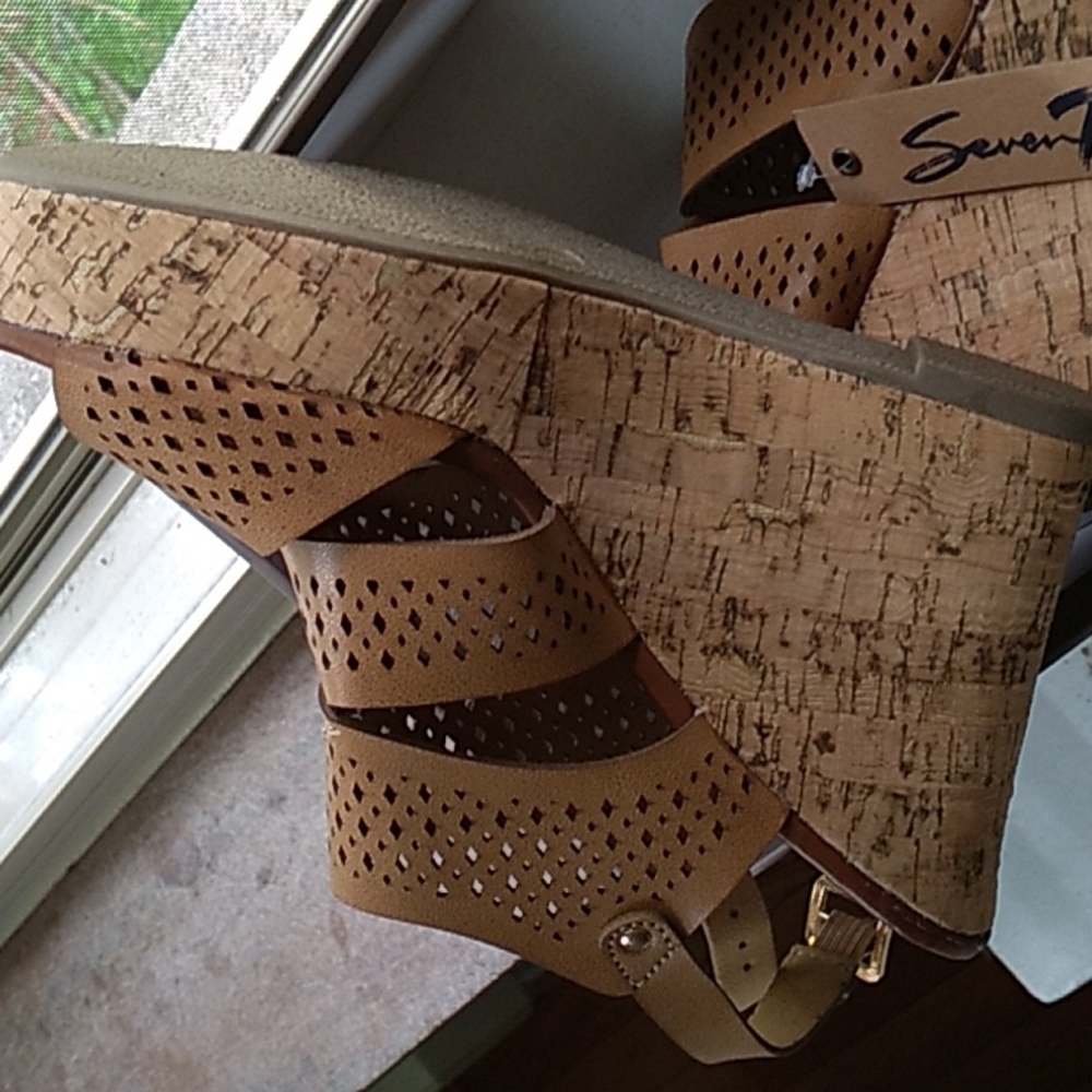 Wedgies Seven7 Size 8 RUNS SMALLER - Picture 3 of 12